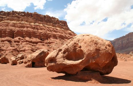 Rock House and Vermillion Cliffs, AZ (If photo does not appear, please reload this page.)
